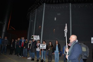 Hapishane önünde toplanan grup, mahkeme kararını sert bir dille protesto ederken, Şilan Özçelik’in derhal serbest bırakılmasını istedi.