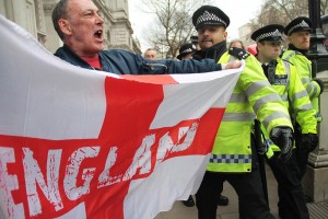 Londra’da faşıst ve antıfaşıst gruplar karşı karşıya geldi, faşist Pegida grubuna mensup protestocular geniş güvenlik önlemleriyle bölgeye geldi
