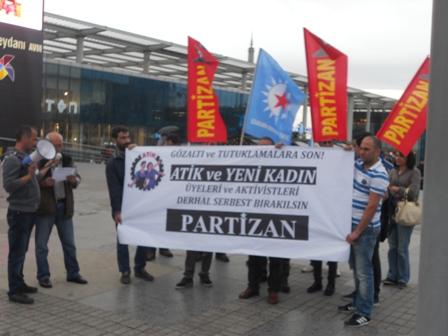 Avrupa Türkiyeli İşçi Konfederasyonu (ATİK) ve Yeni Kadın üye ve aktivistlerine yönelik tutuklama terörü Bursa’da da protesto edildi.