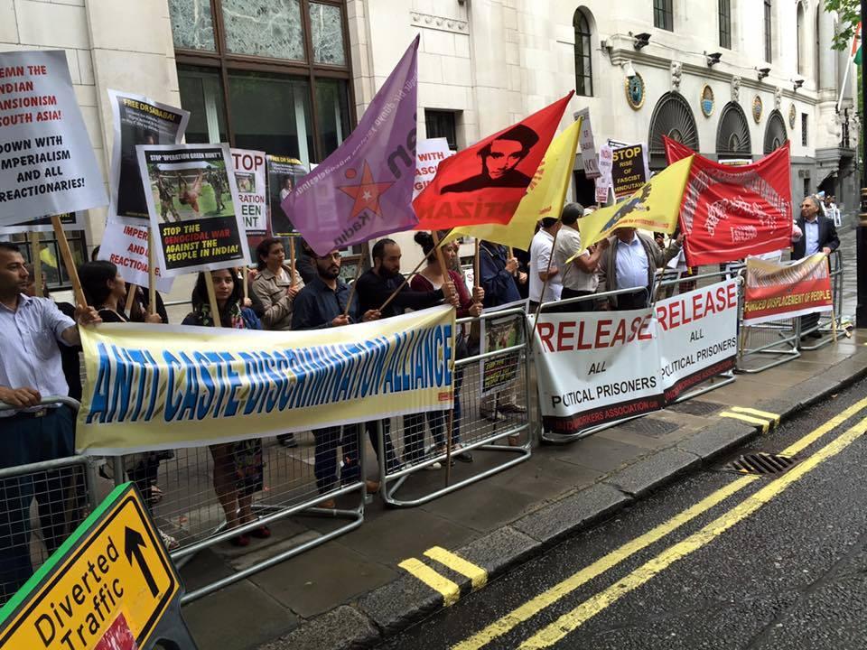 Londra'da Dr. Saibaba için Hindistan yüksek komiserlik önünde eylem yapıldı