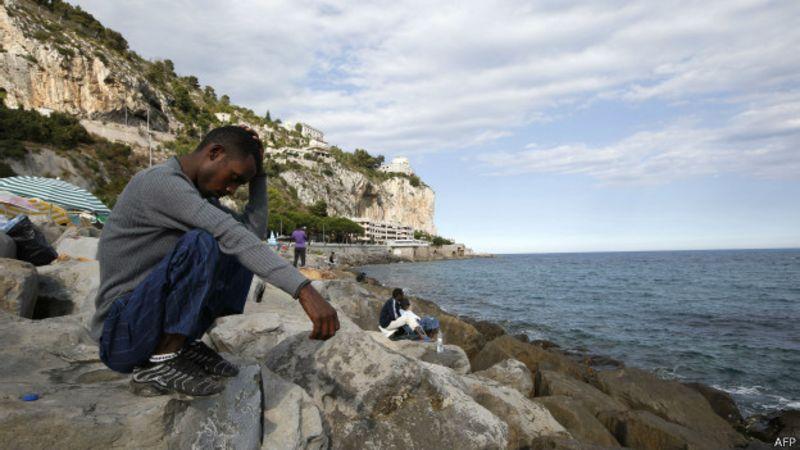 Akdenizi geçerek İtalya'ya gelen göçmenler iltica başvurusu yapmak için bekliyor.
