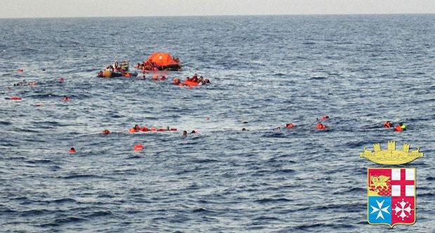 Akdeniz'de yüzlerce göçmeni taşıyan gemi alabora oldu