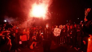 Göstericiler, eşitsizlik, yolsuzluk ve kemer sıkma önlemlerni protesto eden sloganlar attı. 