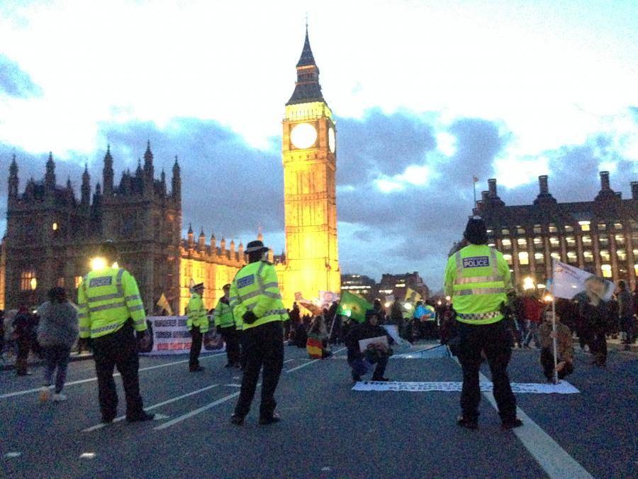Londra Westminster Köprüsünde Oturma Eylemi