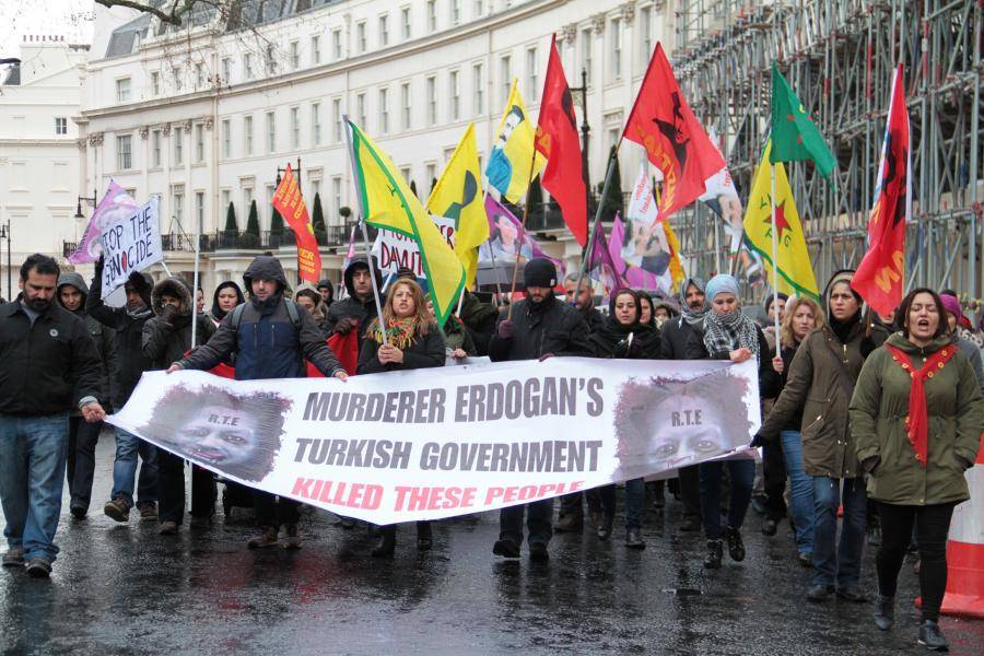 Türkiye’nin Londra büyükelçiliği önünde Cizre katliamı öfkesi 