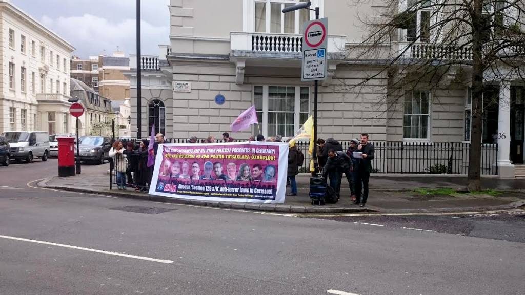Londra`da Almanya Büyükelçiliği önünde protesto