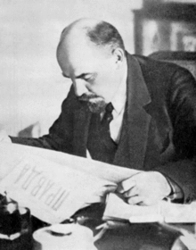 220px-Lenin_reading_Pravda