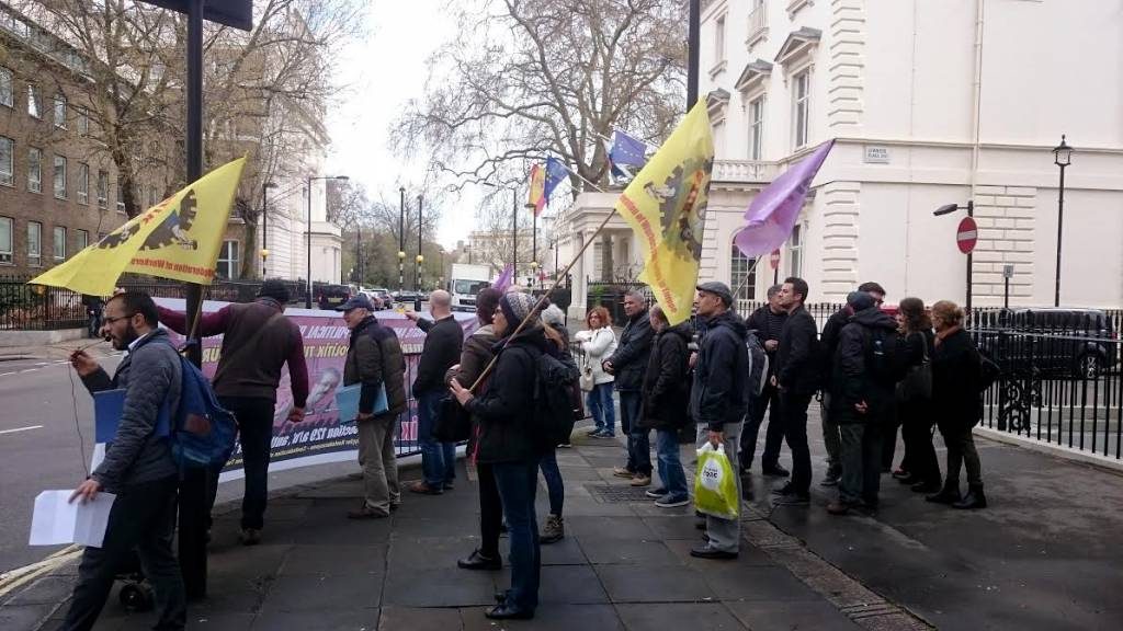 Londra`da Almanya Büyükelçiliği önünde protesto