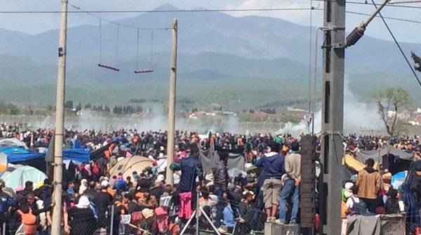 Yunanistan`da sığınmacılarla polis arasında gerginlik: 260 yaralı