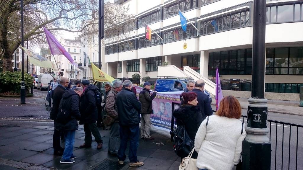 Londra`da Almanya Büyükelçiliği önünde protesto