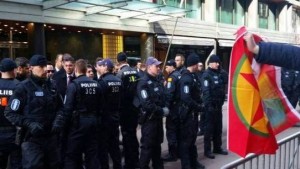 davutoglu_finlandiya_protest