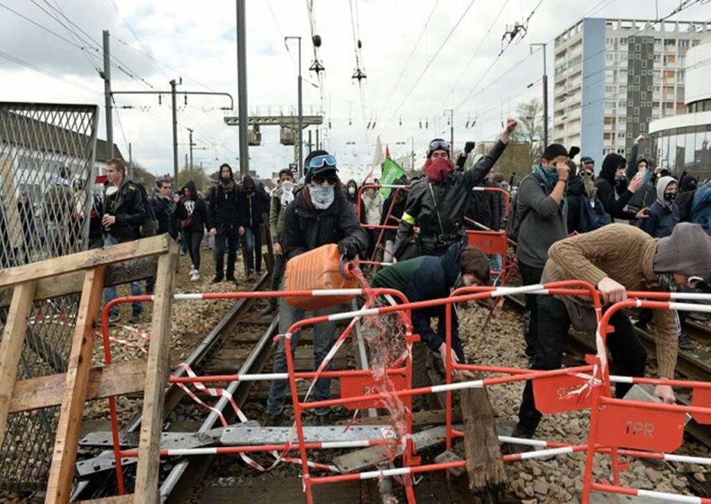 Öğrenciler Rennes şehrinde demiryolunu barikatlarla kapatırken, 5 Nisan 2016 | Foto: Jean-Francois Monier/AFP