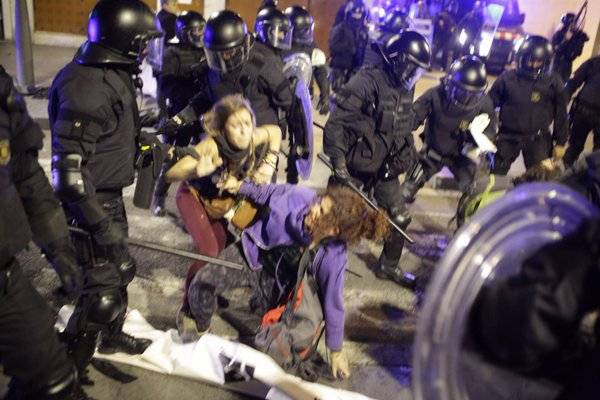 İşgal evinin boşaltılmasına karşı devam eden protestolarda ikinci gün: polis şiddeti, 24 Mayıs 2016 | Foto: @jordiborras