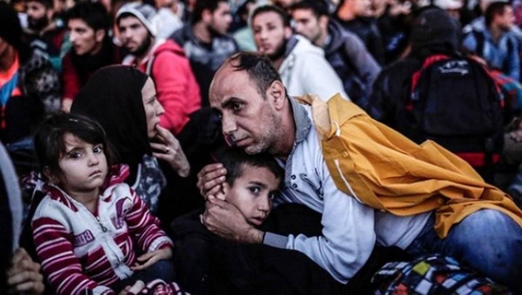 İstanbul Esenler Otogarında kendilerini Türkiye-Yunanistan sınırına götürecek otobüsleri bekleyen mülteciler | Foto: AFP