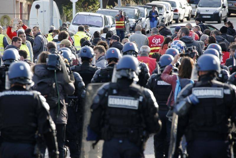 Fransız polisi Fos-sur-Mer limanında yer alan petrol rafinerisindeki greve saldırı hazırlığı yapıyor, 24 Mayıs 2016 | Foto: REUTERS/Jean-Paul Pelissier