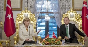 Unterstützung für Erdogans Regime: Kanzlerin Angela Merkel besuchte Mitte Oktober den türkischen Präsidenten Foto: REUTERS/Tolga Bozoglu/Pool