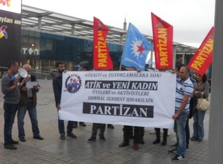 Avrupa Türkiyeli İşçi Konfederasyonu (ATİK) ve Yeni Kadın üye ve aktivistlerine yönelik tutuklama terörü Bursa’da da protesto edildi.
