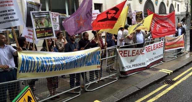 Londra'da Dr. Saibaba için Hindistan yüksek komiserlik önünde eylem yapıldı