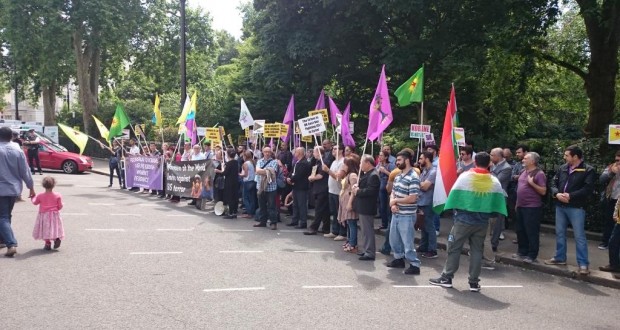 Kobane’ye Saldırılar İngiltere'de Protesto EdildiKobane’ye Saldırılar İngiltere'de Protesto Edildi