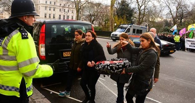 TC Londra Büyükelçiliği önüne siyah çelenk bırakıldı