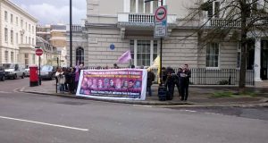 Londra`da Almanya Büyükelçiliği önünde protesto